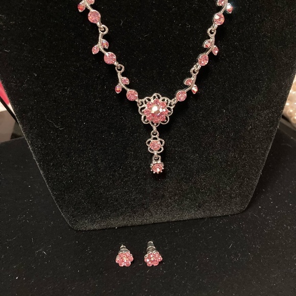 Pink Daisies necklace and earrings set. Silvertone basemetal. Pink faux crystal - Picture 2 of 5